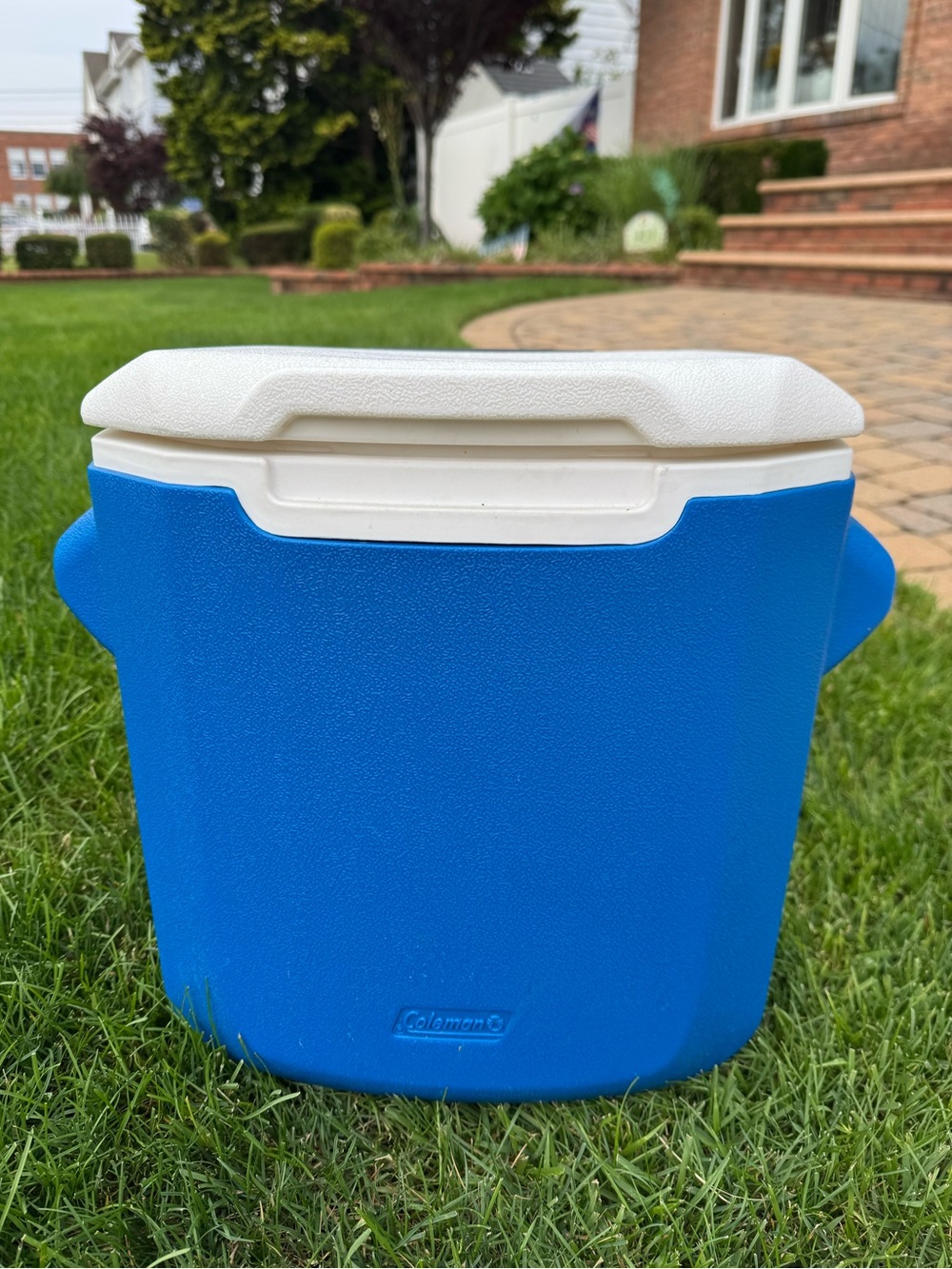 Coleman Blue Performance Cooler with White Lid and Telescoping Handle 16 QT